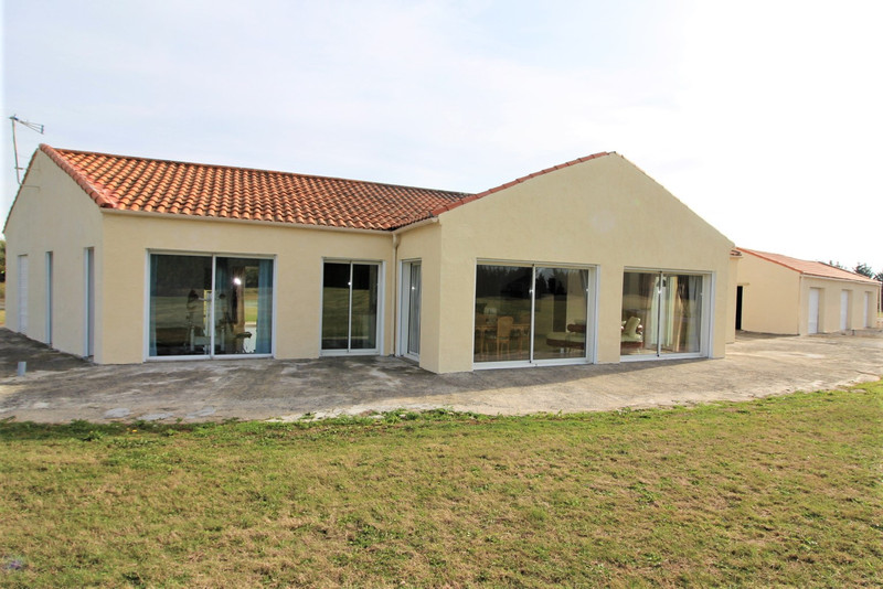 Maison A Vendre En Pays De La Loire Loire Atlantique Oudon Maison Exceptionnelle De 168m Habitables Sur Terrain De 3 6ha Avec Un Etang Proche D Ancenis Ref 110760dse44 13123