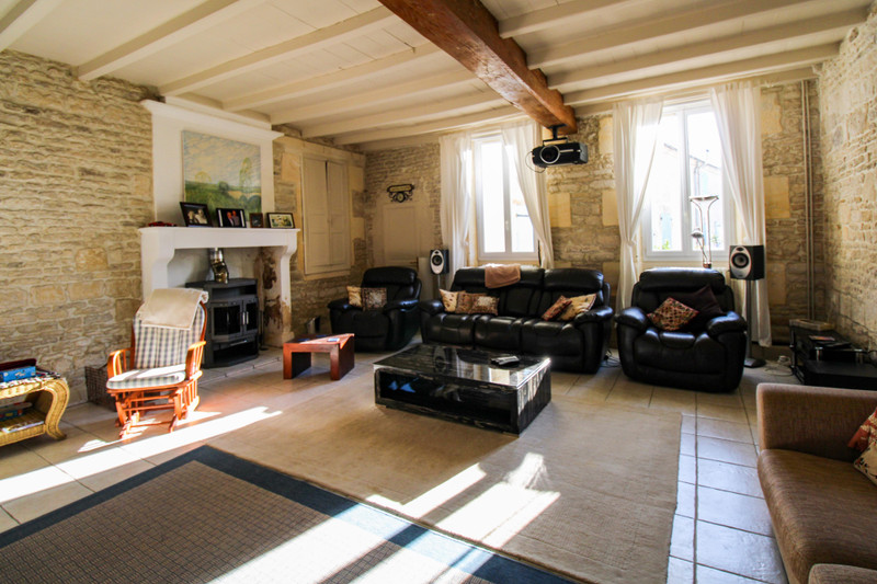 French property for sale in Aumagne, Charente-Maritime - &#8364;543,780 - photo 2