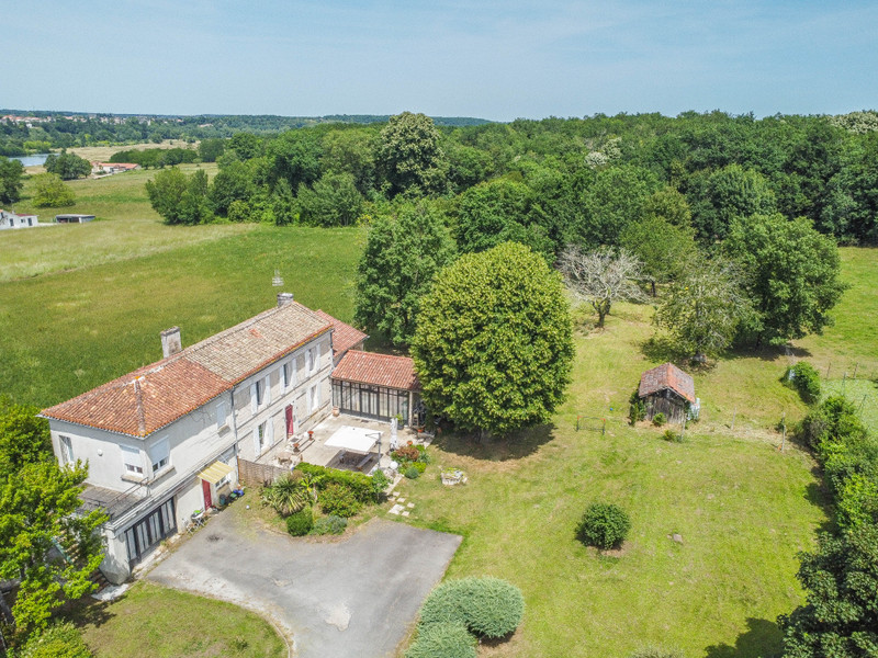 Propriété à vendre à Angoulême, Charente - 399 000 €