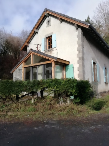French property for sale in Lugarde, Cantal - €92,000 - photo 1