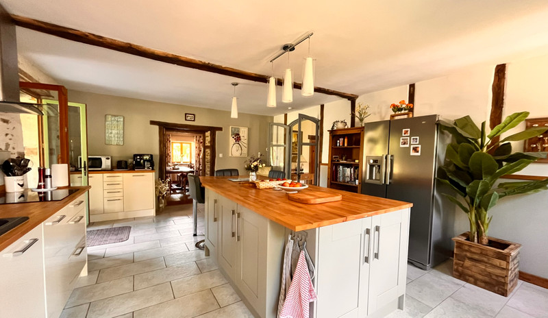 French property for sale in Vayres, Haute-Vienne - €250,000 - photo 2