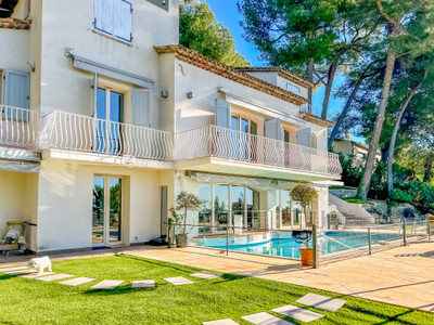 Mougins, magnificent 7-room house with heated swimming pool and stunning sea views.