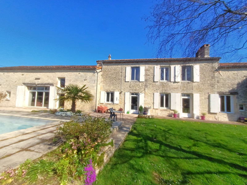 Maison à vendre à Charmé, Charente - 339.000 € - photo 1