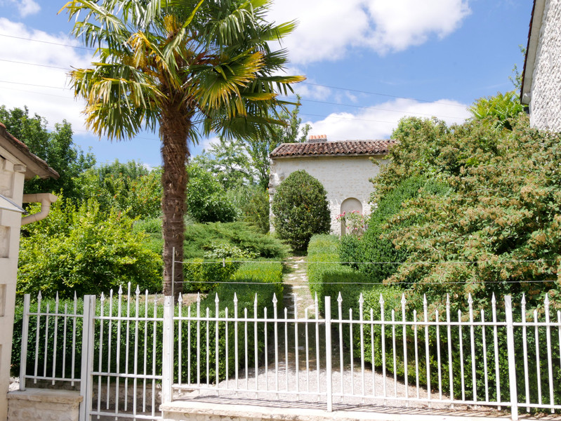 French property for sale in Châteauneuf-sur-Charente, Charente - €445,200 - photo 2