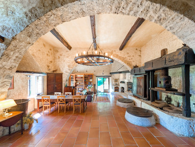 French property for sale in Carros, Alpes-Maritimes - €895,000 - photo 4