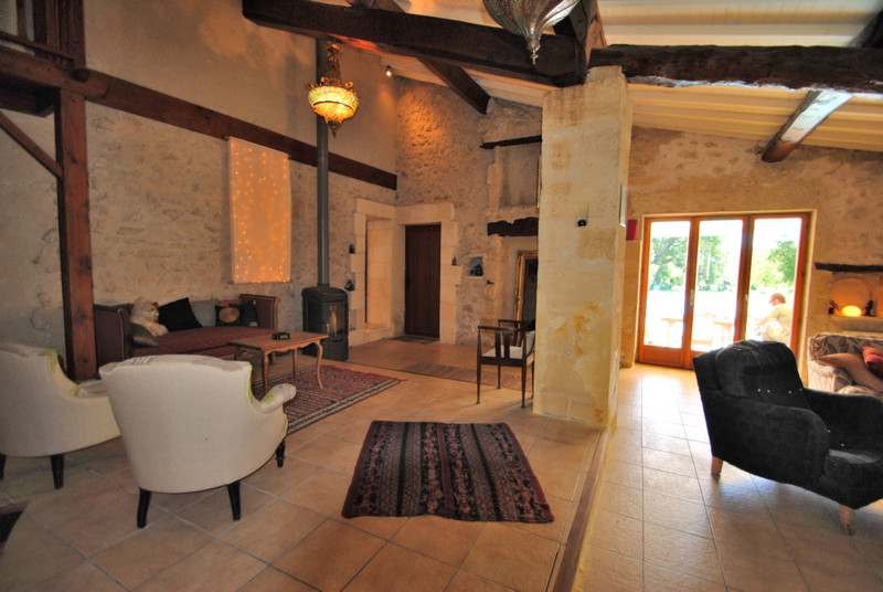 House in Rauzan Gironde Lovely 3 bed CHARACTER HOME with pool set