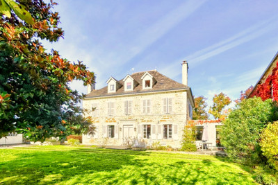 ELEGANT MAISON-DE-MAÎTRE + BARN 230m² + IDEAL FOR B&B + VILLAGE WITH BOULANGERIE + VIEWS OF THE PYRENEES...