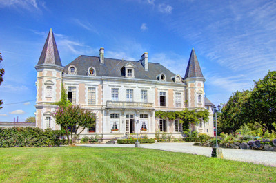 SPLENDID CHÂTEAU + HUGE PRIVATE EVENT SPACE + MAISON-DE-MAÎTRE + 18-ACRE ESTATE + BARN + BAKERY + FARM SHOP...