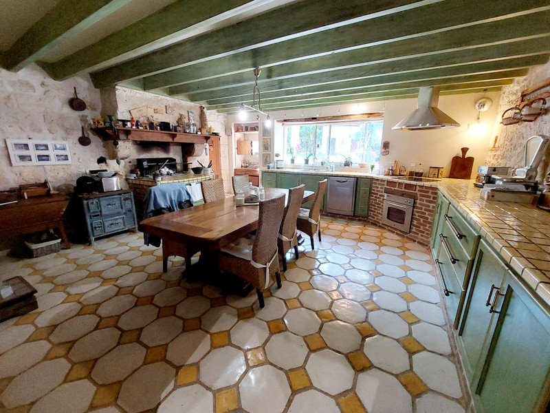 French property for sale in Angoulême, Charente - €450,000 - photo 5