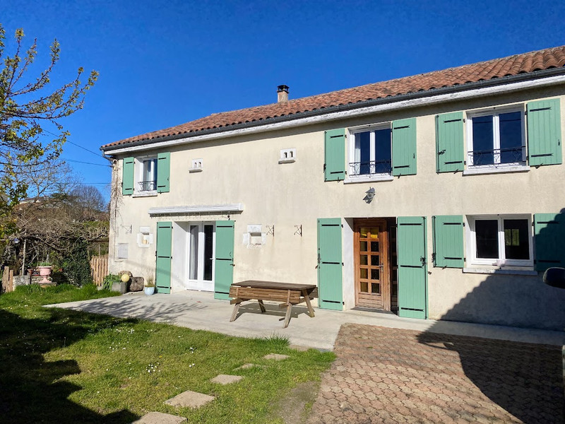 Maison à vendre à Val-de-Bonnieure, Charente - 239.100 € - photo 1