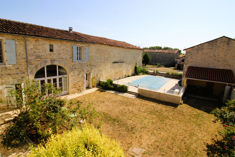 Propriété à vendre à Charmé, Charente - 382 660 €