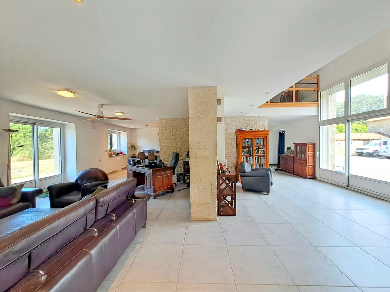 French property for sale in Valdelaume, Deux-Sèvres - €371,000 - photo 2