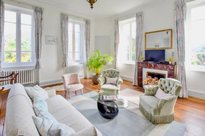Château de prestige magnifiquement rénové dans les Pyrennes, opportunité d'affaires idéale