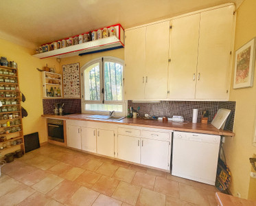 French property for sale in Saint-Paul-en-Forêt, Var - €679,000 - photo 4