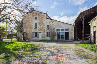 Maison à vendre à Vindelle, Charente, Poitou-Charentes, avec Leggett Immobilier