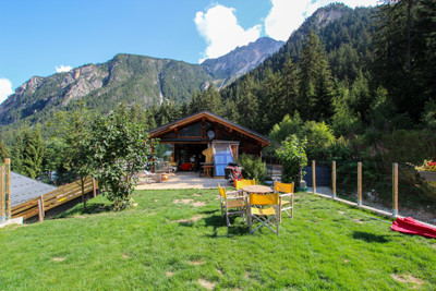 Large chalet with sunny garden, stunning views, swimming pool and close to the ski slopes & walks of Pralognan