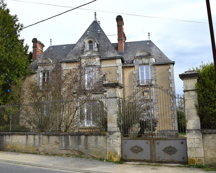 Maison à vendre à Vatan, Indre - 327 000 € - photo 1
