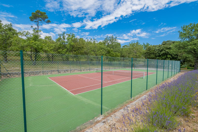 Bastide en pierre et domaine de 98 ha au cœur de la Provence, entièrement privé. Piscine, tennis. 