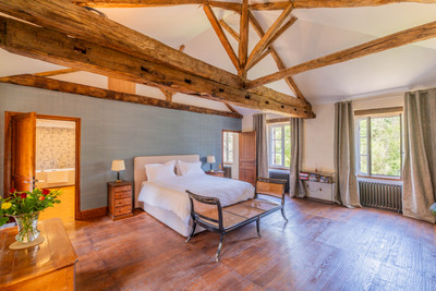 XIth century Templar commandery. Historic residence with crypt and outbuildings. 7.5 ha. Near Périgueux.