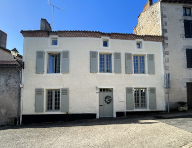 Maison à vendre à Lussac-les-Châteaux, Vienne, Poitou-Charentes, avec Leggett Immobilier