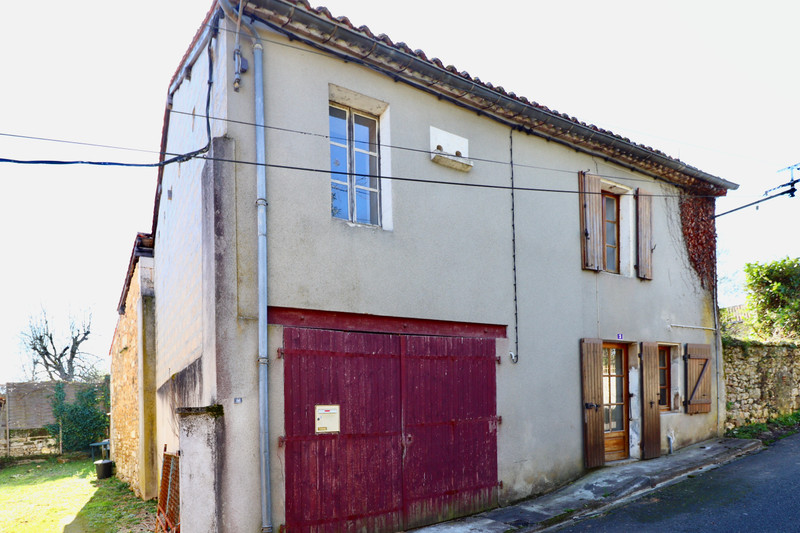 Maison à vendre à Montbron, Charente - 99.000 € - photo 1