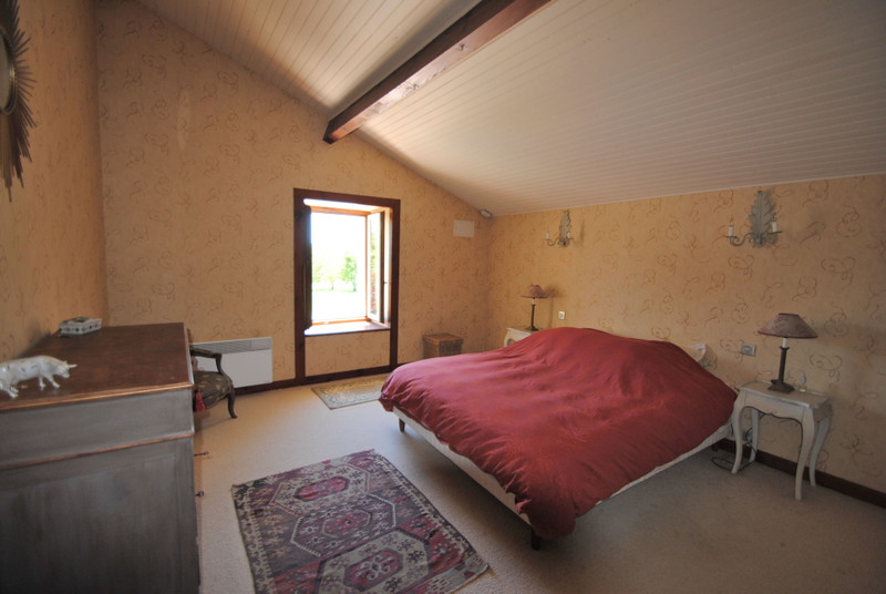 House in Rauzan Gironde Lovely 3 bed CHARACTER HOME with pool set