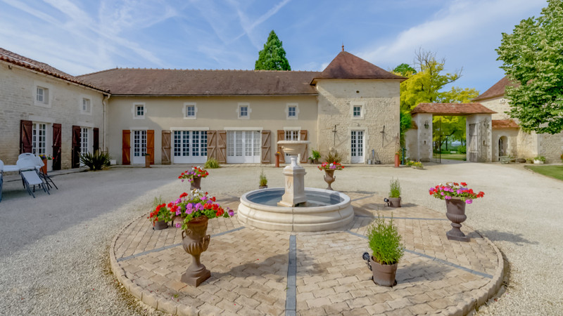 Maison à vendre à Valdelaume, Deux-Sèvres - 742 000 € - photo 1