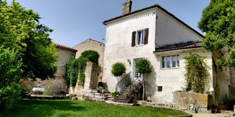 French property for sale in Jarnac, Charente - &#8364;283,500 - photo 2
