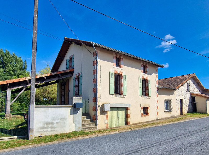 Maison à vendre à Saint-Maurice-des-Lions, Charente - 194.400 € - photo 1