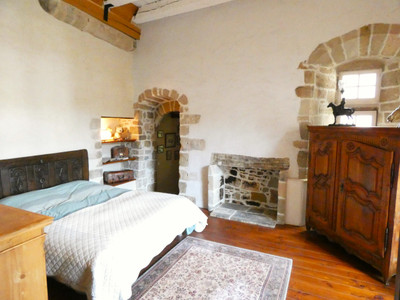 Prestigious 14th century residence tastefully renovated: 3 spacious apartments and 3 commercial premises. 