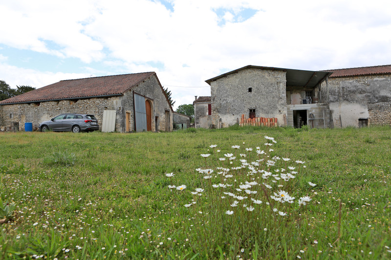 Maison à vendre à Champagne-et-Fontaine, Dordogne - 60 000 € - photo 1 Maison à vendre à Champagne-et-Fontaine, Dordogne - 60 000 € - photo 1