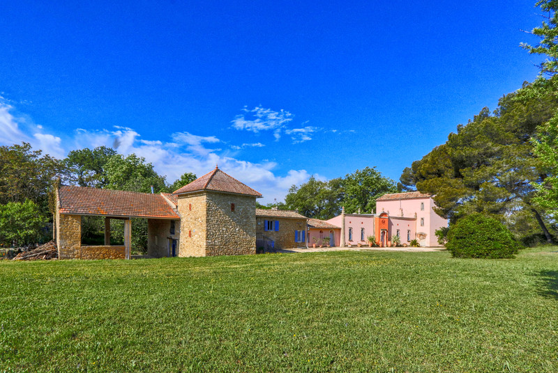 French property for sale in Lourmarin, Vaucluse - €1,700,000 - photo 2