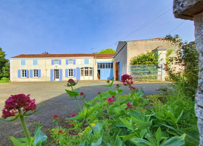 Maison à vendre à Saleignes, Charente-Maritime, Poitou-Charentes, avec Leggett Immobilier