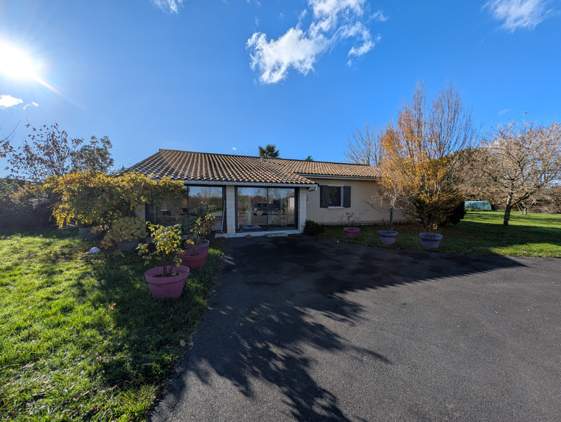 Maison à vendre à Chatenet, Charente-Maritime - 299.900 € - photo 1