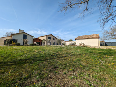 Beautifully restored country property - 6 bedrooms, 4 bathrooms - Pool - Garden - 30mn from Bordeaux - DPE A