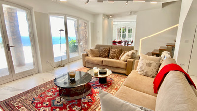 Opportunité Rare : Une Villa en Bord de Mer avec Vue Mer Panoramique et Accès Privé à la Mer Méditerranée
