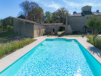 Magnificent stone property of 422m² on the banks of the Garonne 