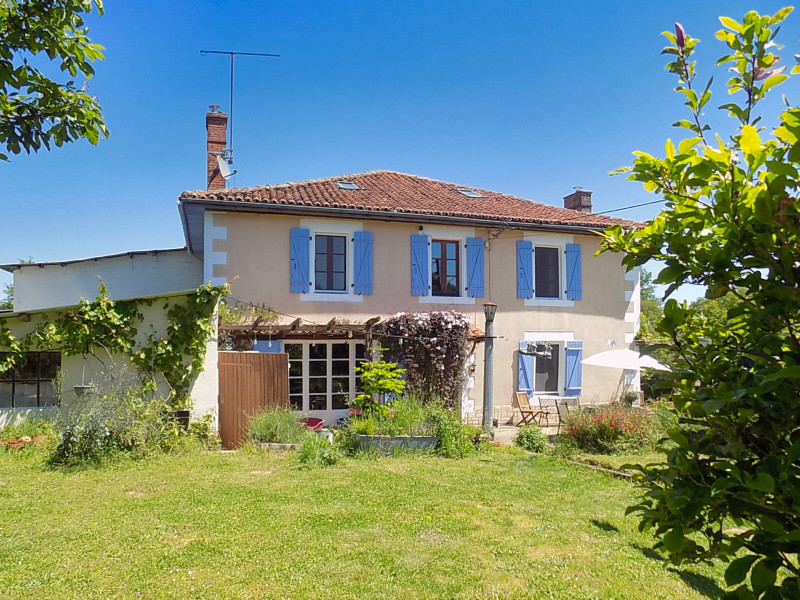 Maison à vendre à Saulgond, Charente - 339 200 € - photo 1