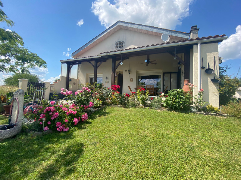French property for sale in Brie-sous-Chalais, Charente - €399,999 - photo 0