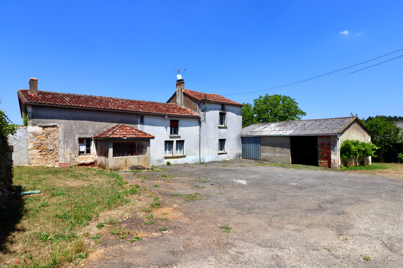 Maison à vendre à Montbron, Charente - 93.500 € - photo 1
