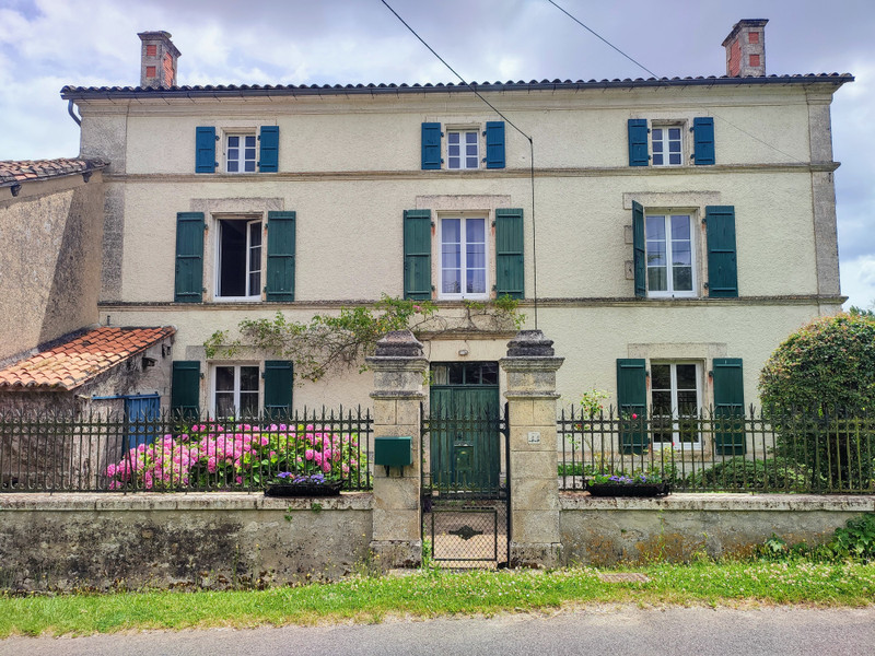Maison à vendre à Ventouse, Charente - 192.600 € - photo 1
