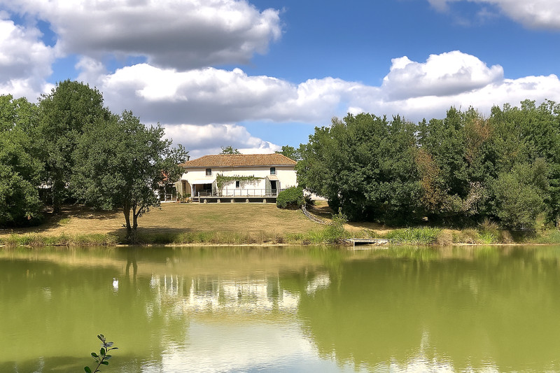 Maison à vendre à Le Vigeant, Vienne - 848.000 € - photo 1