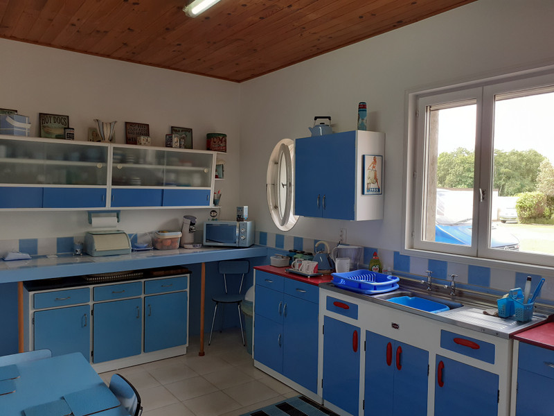 French property for sale in Saint-Bonnet-sur-Gironde, Charente-Maritime - €240,750 - photo 5
