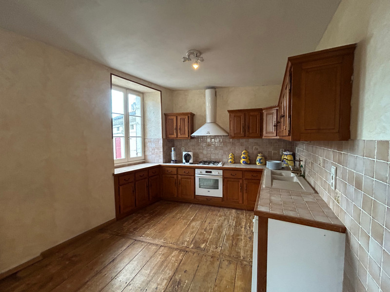 French property for sale in Aubeterre-sur-Dronne, Charente - €235,400 - photo 2