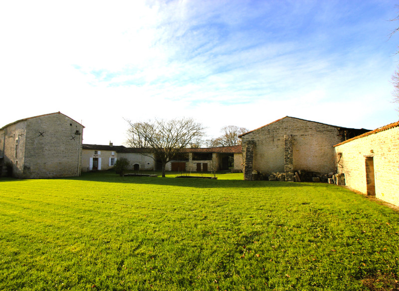 Maison à vendre à Villefagnan, Charente - 304.950 € - photo 1