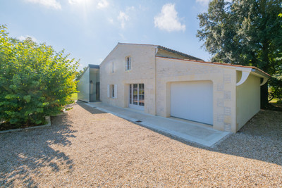 Impressive totally renovated 4 bedroom country house and second detached house, between Saintes & Pons.