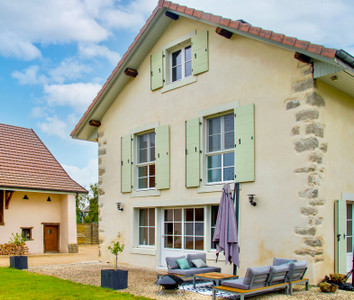 Belle propriété rénovée avec vue, près du village de Reignier et à seulement 15 km de Genève. 
