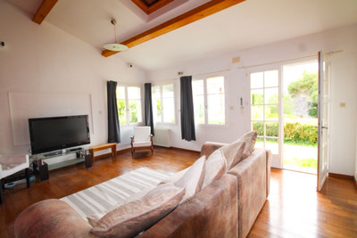 French property for sale in Saint-Jean-d'Angély, Charente-Maritime - €172,800 - photo 2