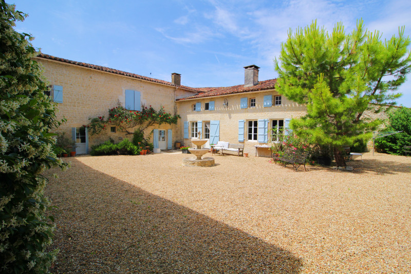 Maison à vendre à Fontaine-Chalendray, Charente-Maritime - 318 000 € - photo 1