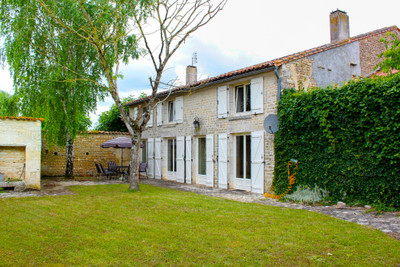 Maison à vendre à Barbezières, Charente, Poitou-Charentes, avec Leggett Immobilier
